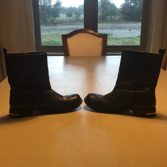 Size 7 1/2 women’s outside zip Tory Burch black Chelsea style boots low heel. - Picture 3 of 9